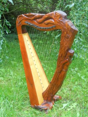 Harfa s řezbou - Dryada