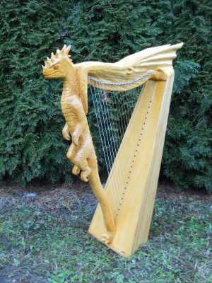 Harfa s řezbou - drak