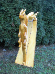 Harfa s řezbou - drak